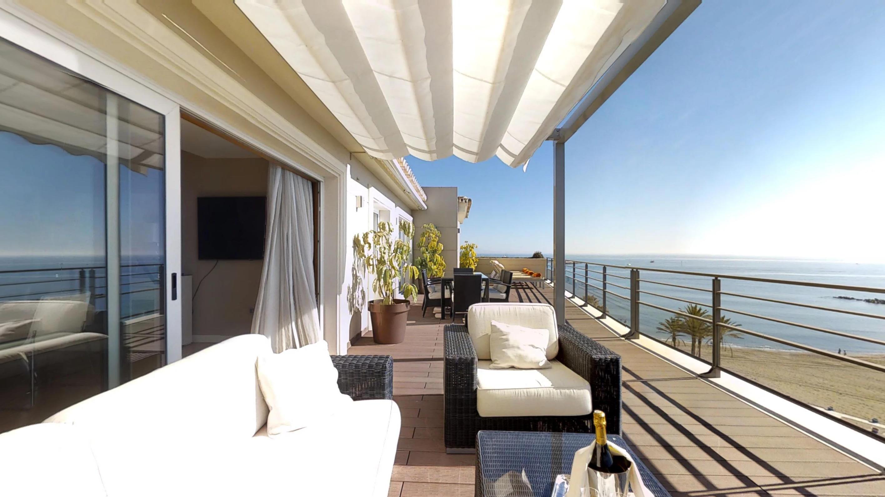 Отель Vincci Seleccion Aleysa Бенальмадена Экстерьер фото A balcony with a retractable awning