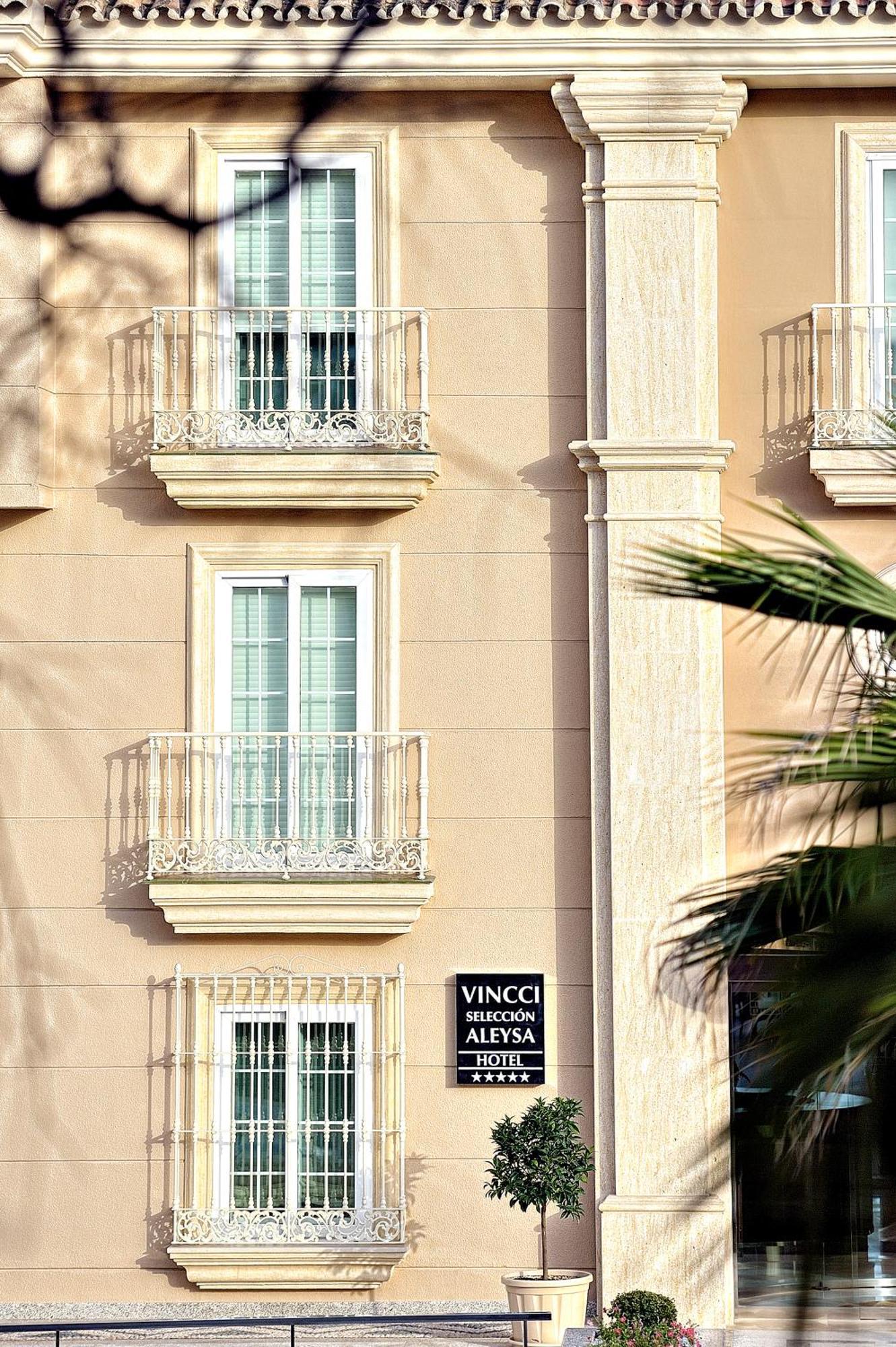 Отель Vincci Seleccion Aleysa Бенальмадена Экстерьер фото Facade of the hotel
