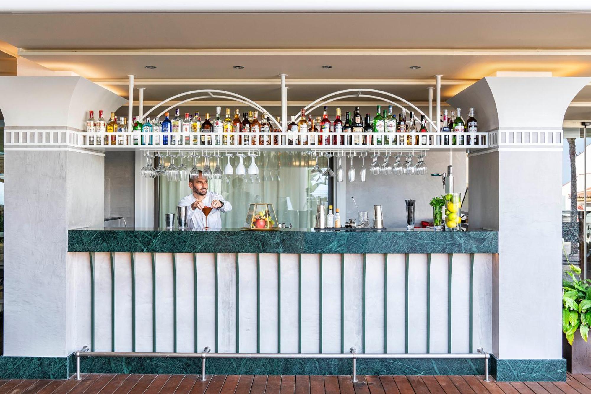 Отель Vincci Seleccion Aleysa Бенальмадена Экстерьер фото The bar at the Sky Bar