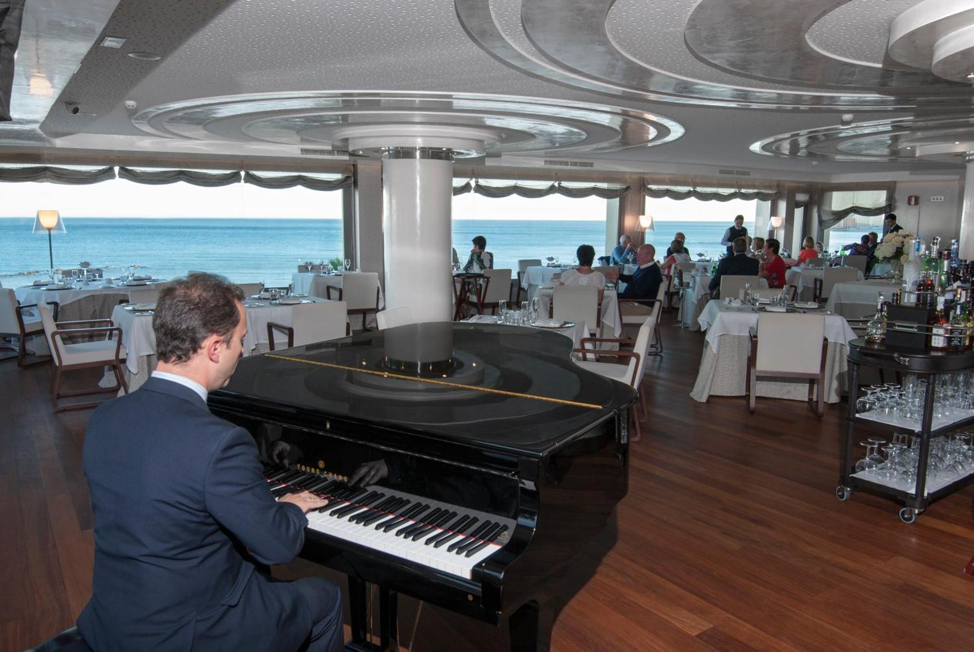 Отель Vincci Seleccion Aleysa Бенальмадена Экстерьер фото The restaurant on board