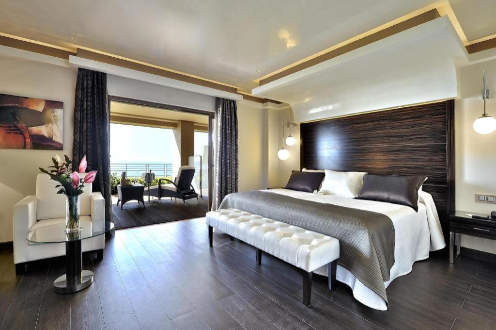 Отель Vincci Seleccion Aleysa Бенальмадена Экстерьер фото A bedroom at the hotel